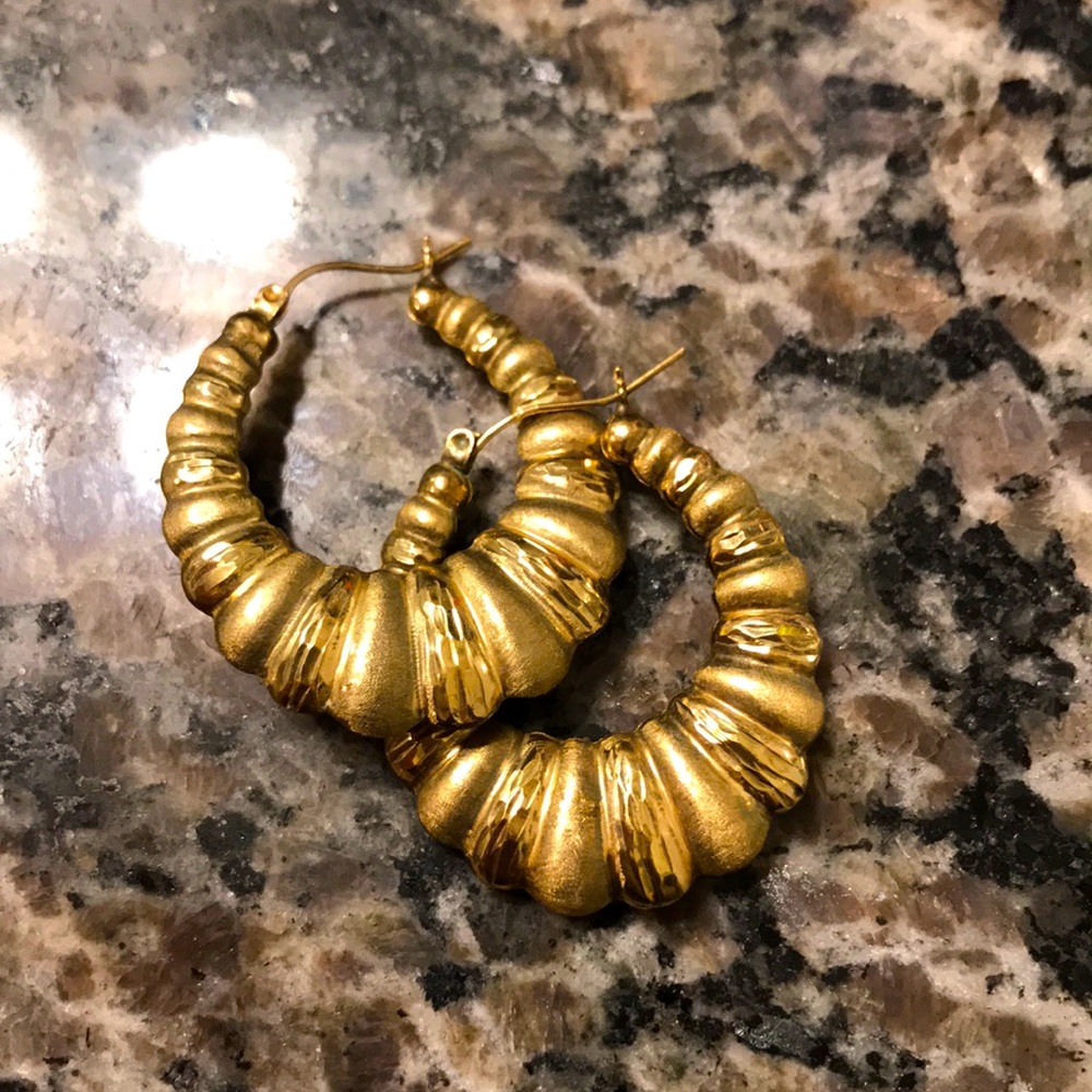 Gold shrimp hollow hoops